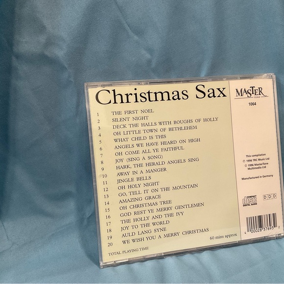 It comes with a CD with 20 songs - Picture 2 of 3